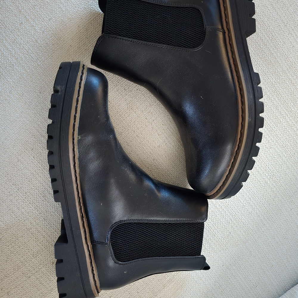 Soda Black Chelsea Ankle Boots